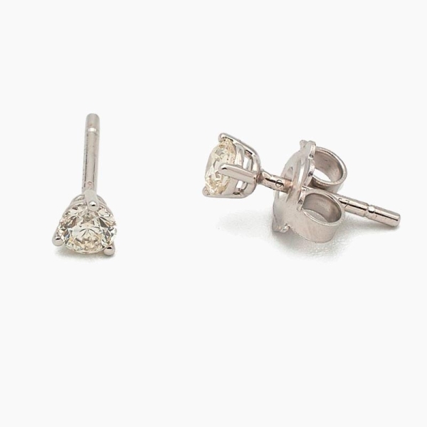 Pendientes Oro blanco de primera ley con diamantes blancos en talla brillante, sujetos con tres garras y cierre de presión.