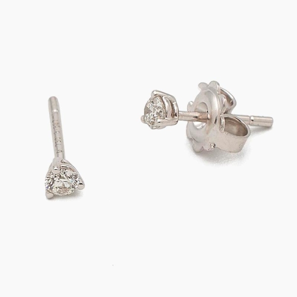 Pendientes oro blanco de primera ley y diamantes blancos en talla brillante engastados con tres garras. Cierre de presión.