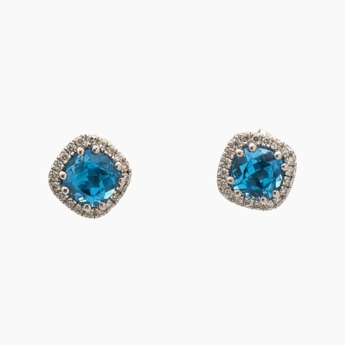 Pendientes cuadrados de oro blanco de 18k con un topacio azul central en talla de cojín y orla exterior de diamantes blancos. Pendientes cuadrados de oro blanco de 18k con un topacio azul central en talla de cojín y orla exterior de diamantes blancos.