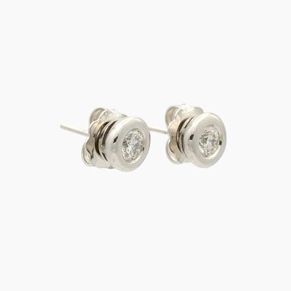 Pendientes de chaton en oro blanco de 1ª ley, con diamantes de gran tamaño y cierre de presión.