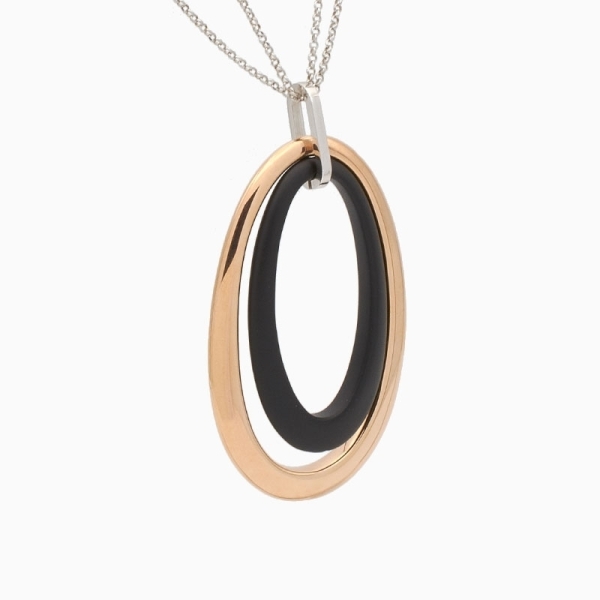 Colgante largo de plata de ley con baño de rodio, oro rosa y esmalte negro.
