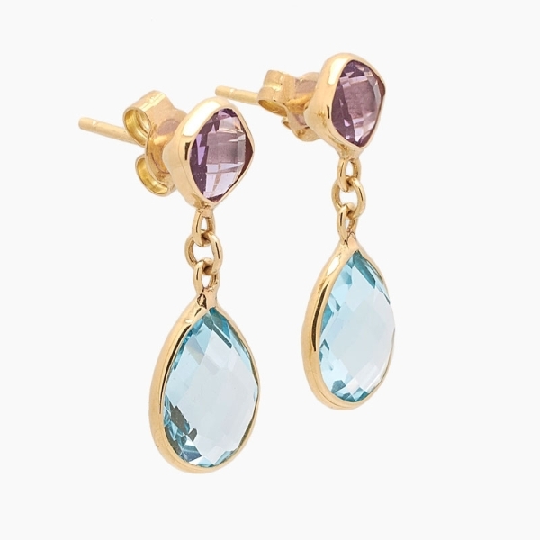Pendientes largos de oro amarillo de 18 kts y cuatro piedras naturales de color. Cierre de presión.