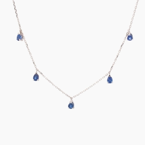 Gargantilla en oro blanco de 18 cts con cinco zafiros en talla pera que cuelgan de la cadena Gargantilla en oro blanco de 18 cts con cinco zafiros en talla pera que cuelgan de la cadena