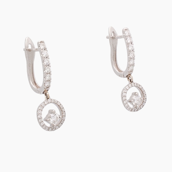 Pendientes largos de oro blanco de 18 kts en forma de aro pequeño con diamantes en perímetro y diamante central de mayor tamaño