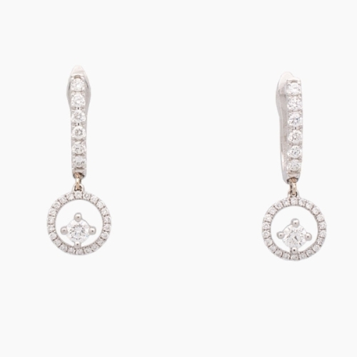 Pendientes largos de oro blanco de 18 kts en forma de aro pequeño con diamantes en perímetro y diamante central de mayor tamaño  Pendientes largos de oro blanco de 18 kts en forma de aro pequeño con diamantes en perímetro y diamante central de mayor tamaño