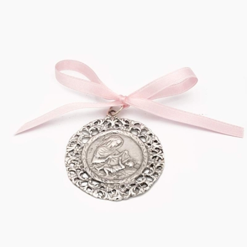 Medalla de cuna realizada en plata de ley con la imagen de la Virgen y el Niño en Belén, con cerco calado.
Reverso en liso ideal
