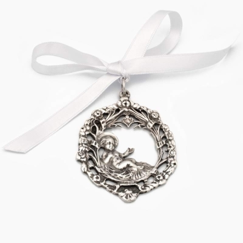 Medalla de cuna realizada en plata de ley con la imagen calada del Niño Jesús.
Reverso en liso ideal para grabación