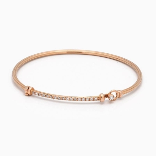 Pulsera en oro rosa de primera ley engastada con diamantes blancos. Rígida y con cierre de gancho Pulsera en oro rosa de primera ley engastada con diamantes blancos. Rígida y con cierre de gancho