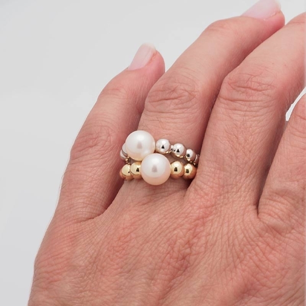 Sortija en oro blanco de primera ley con perla blanca cultivada.