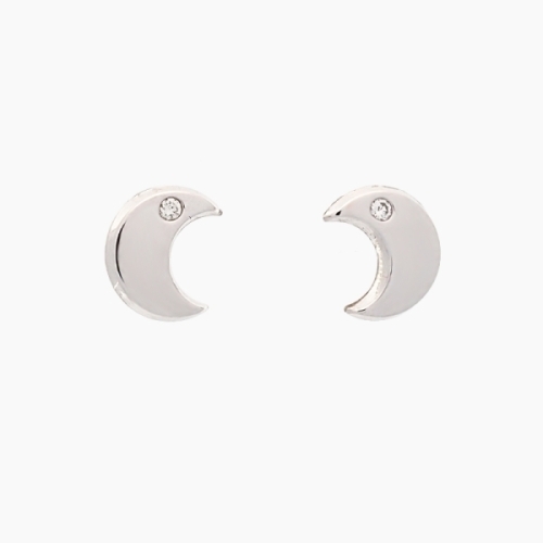 Pendientes con forma de lunas realizados en oro blanco de primera ley, con un diamante y terminación brillo. Cierre de presión. Pendientes con forma de lunas realizados en oro blanco de primera ley, con un diamante y terminación brillo. Cierre de presión.