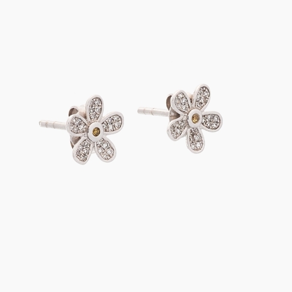Pendientes en forma de flores realizados en oro blanco de primera ley, con diamantes y terminación brillo. Cierre de presión.