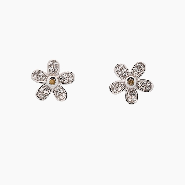 Pendientes en forma de flores realizados en oro blanco de primera ley, con diamantes y terminación brillo. Cierre de presión.