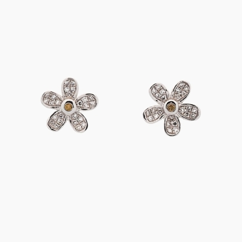 Pendientes en forma de flores realizados en oro blanco de primera ley, con diamantes y terminación brillo. Cierre de presión.