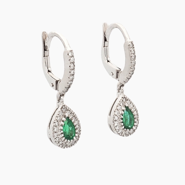 Pendientes largos realizados en oro blanco de primera ley, diamantes y esmeraldas. Estos pendientes de diseño elegante están com