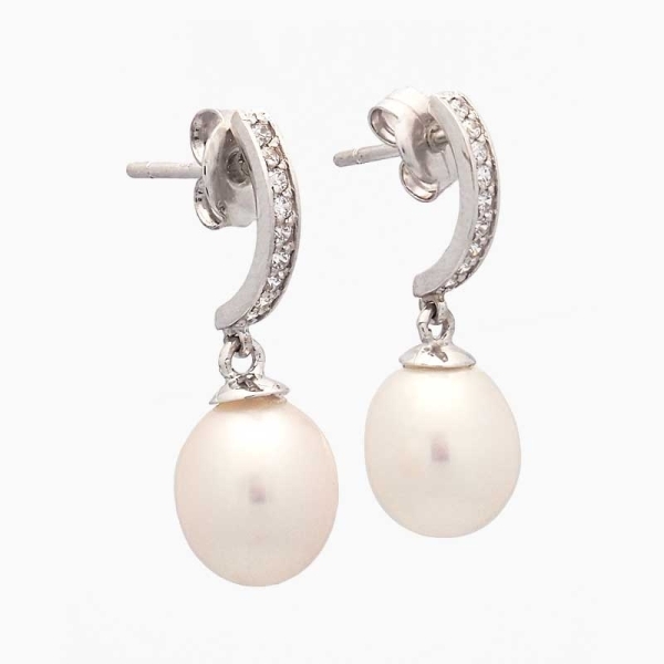 Pendientes largos realizados en oro blanco de primera ley, perlas cultivadas y circonitas blancas.