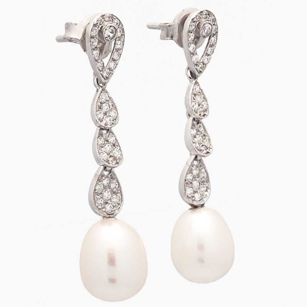 Pendientes largos realizados en oro blanco de primera ley, perlas cultivadas y circonitas