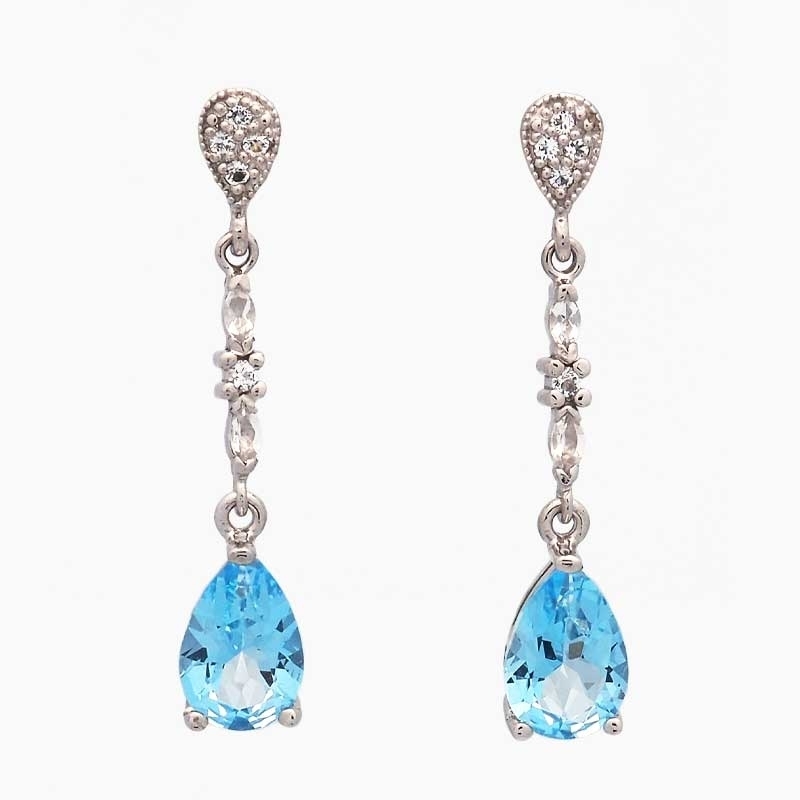 Pendientes largos realizados en oro blanco de primera ley y topacios azules y blancos