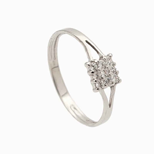 Sortija de oro blanco de 18k con circonitas de diseño sencillo con brazo de oro en brillo y parte superior un cuadradito engasta Sortija de oro blanco de 18k con circonitas de diseño sencillo con brazo de oro en brillo y parte superior un cuadradito engasta