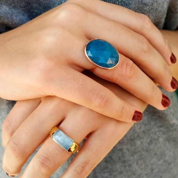 Sortija rectangular realizada en oro amarillo de primera ley y aguamarina natural