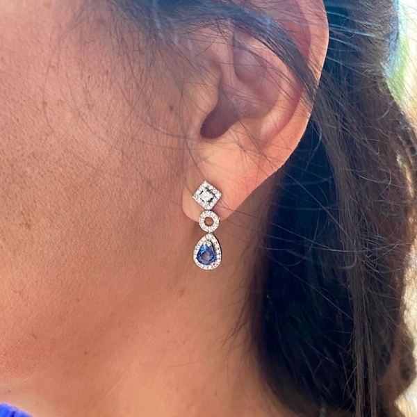 Pendientes largos realizados en oro blanco de primera ley, diamantes y zafiros. De diseño clásico y elegante, con dos zafiros de
