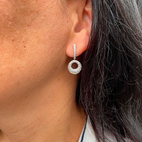 Pendientes semi largos, de oro blanco de 18 kilates y circonitas blancas. Cierre de presión.