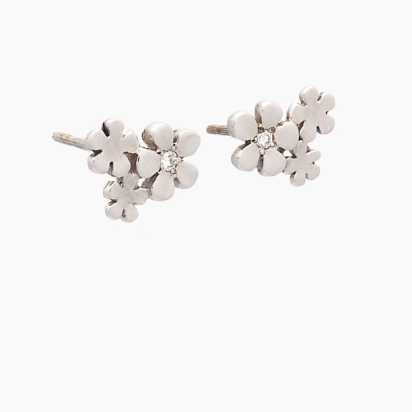 Pendientes con forma de tres flores realizados en oro blanco de primera ley y diamantes. Cierre de presión.