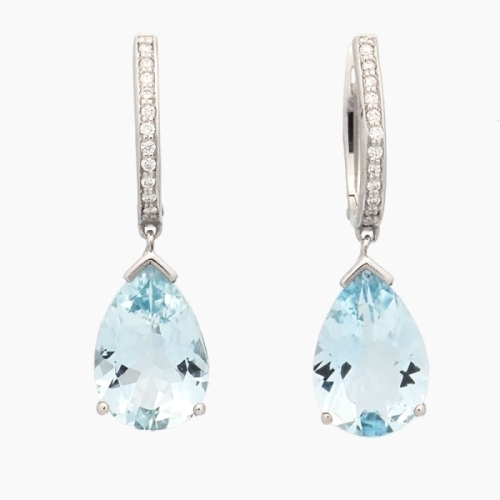 Pendientes largos realizados en oro blanco de primera ley, diamantes y aguamarinas. Estos pendientes de elegante diseño están co Pendientes largos realizados en oro blanco de primera ley, diamantes y aguamarinas. Estos pendientes de elegante diseño están co