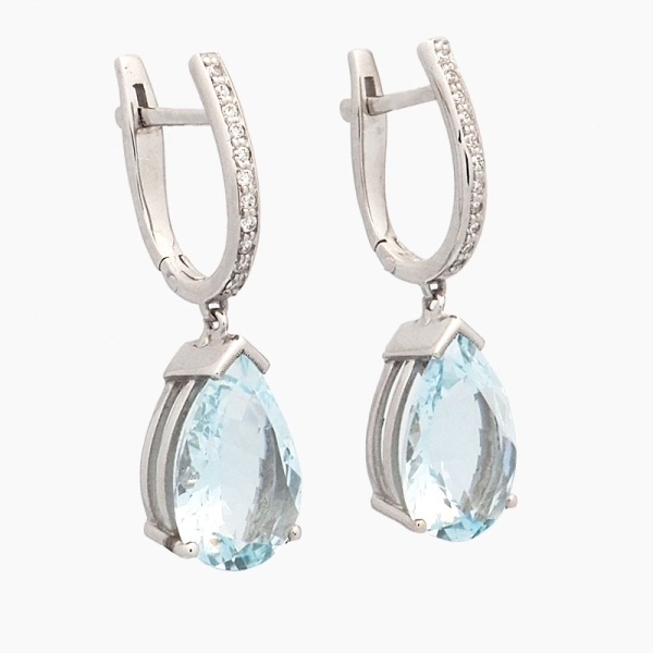 Pendientes largos realizados en oro blanco de primera ley, diamantes y aguamarinas. Estos pendientes de elegante diseño están co