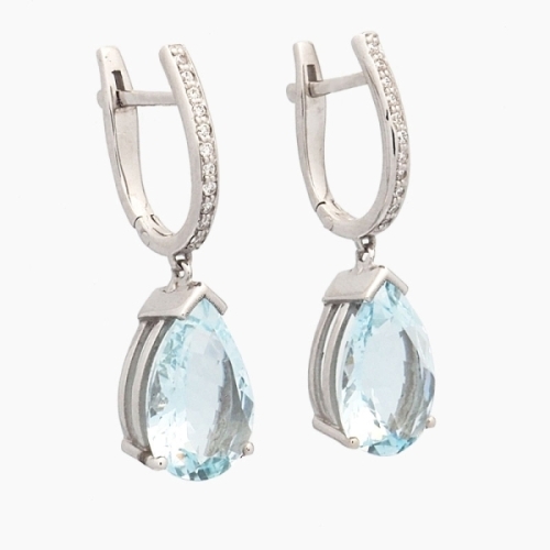 Pendientes largos realizados en oro blanco de primera ley, diamantes y aguamarinas. Estos pendientes de elegante diseño están co Pendientes largos realizados en oro blanco de primera ley, diamantes y aguamarinas. Estos pendientes de elegante diseño están co