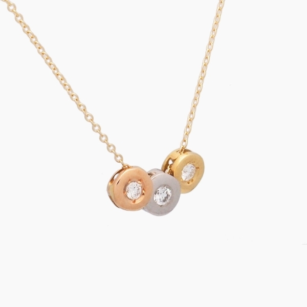 Gargantilla chatones realizada en oro amarillo y blanco de primera ley engastado con tres diamantes en talla brillante. Cadena d