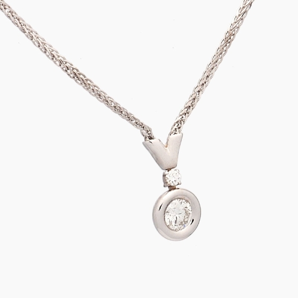 Gargantilla chatón realizada en oro blanco de primera ley engastado con un diamante en talla brillante y otro más pequeño engast