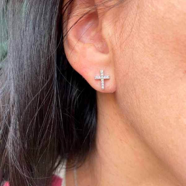 Pendientes con forma de cruz realizados en oro blanco de primera ley y diamantes. Cierre de presión.