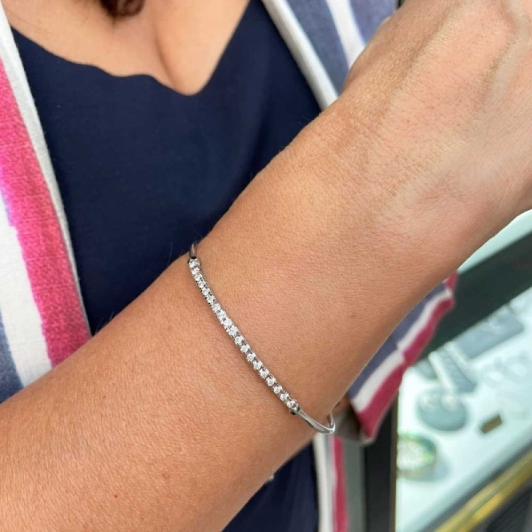 Pulsera semi-rígida realizada en oro blanco de primera ley y diamantes engastados en garra. Cierre de mosquetón