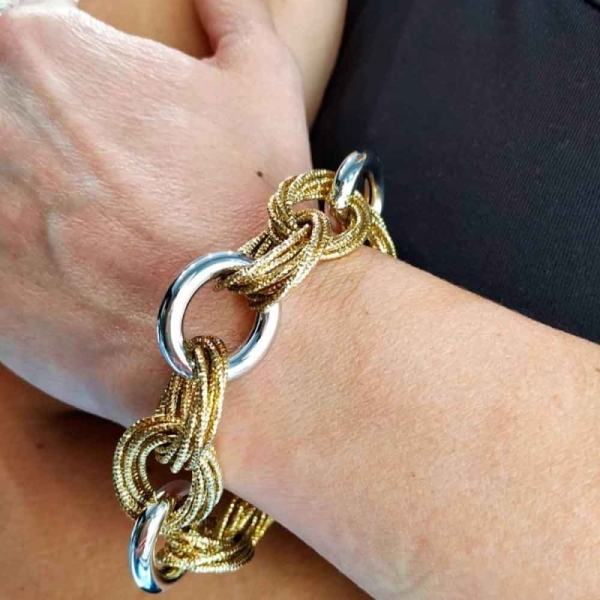 Pulsera articulada realizada en oro amarillo y blanco de primera ley. Esta pulsera de diseño moderno está compuesta por eslabone