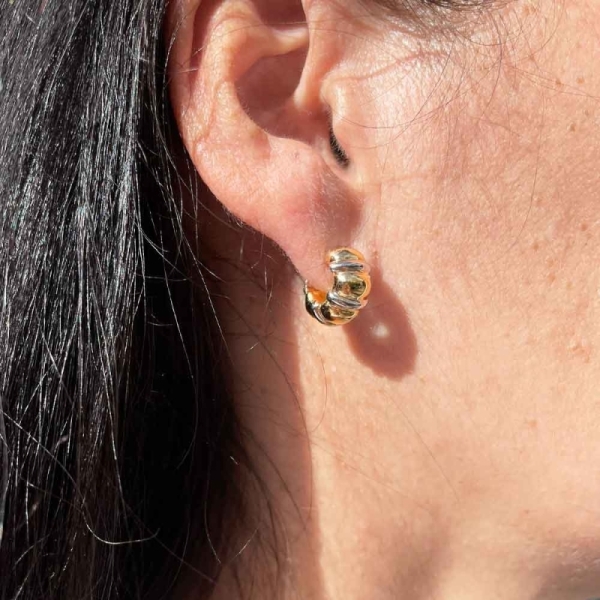 Pendientes aros realizados en oro amarillo y blanco de primera ley. Cierre de ballestilla.