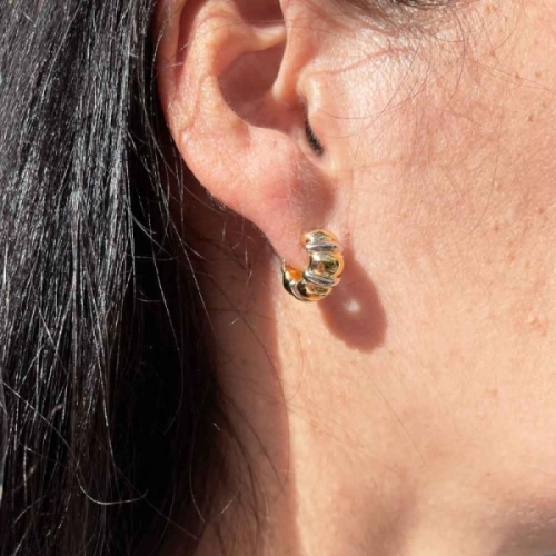 Pendientes aros realizados en oro amarillo y blanco de primera ley. Cierre de ballestilla.