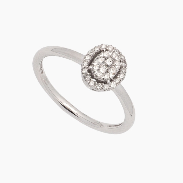 Solitario rosetón oval de oro blanco de primera ley y diamantes. Esta sortija de estilo vintage está compuesta por un centro cua