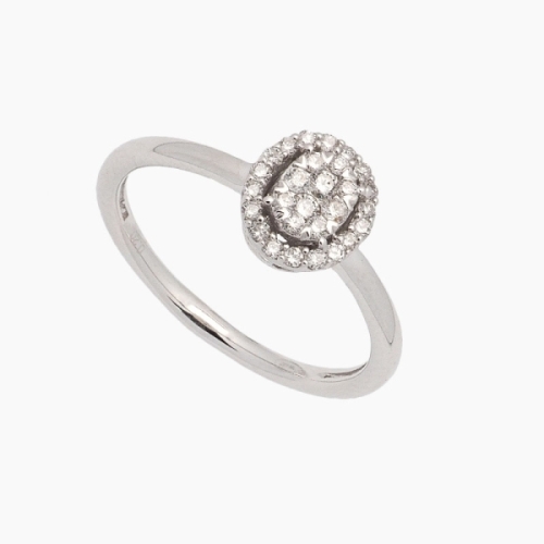 Solitario rosetón oval de oro blanco de primera ley y diamantes. Esta sortija de estilo vintage está compuesta por un centro cua