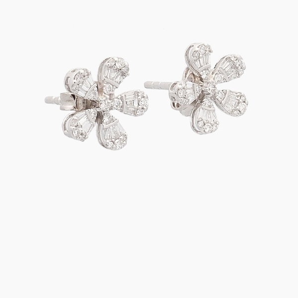 Pendientes flor de oro blanco de primera ley y diamante. Estos pendientes de diseño en forma de flor están compuesto por diamant