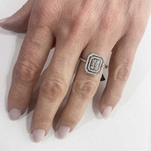 Sortija rectangular de estilo vintage realizada en oro blanco de primera ley y diamantes en talla brillante y baguette.
