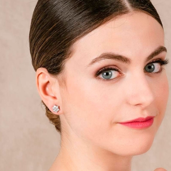 Pendientes de rosetón pegados para novias e invitadas que les gusta la sencillez. De diseño clásico y elegante. Realizados en pl