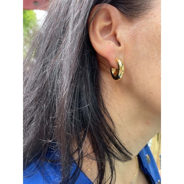 Pendientes de aro anchos realizados en oro amarillo de 18 ct. Cierre de presión.