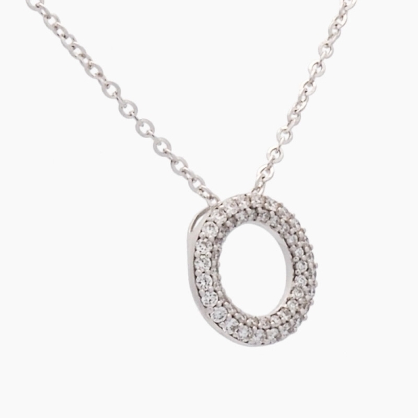 Gargantilla de diseño sencillo con forma de círculo engastado en pavé realizado en oro blanco de 18 ct y diamantes. Cierre de mo