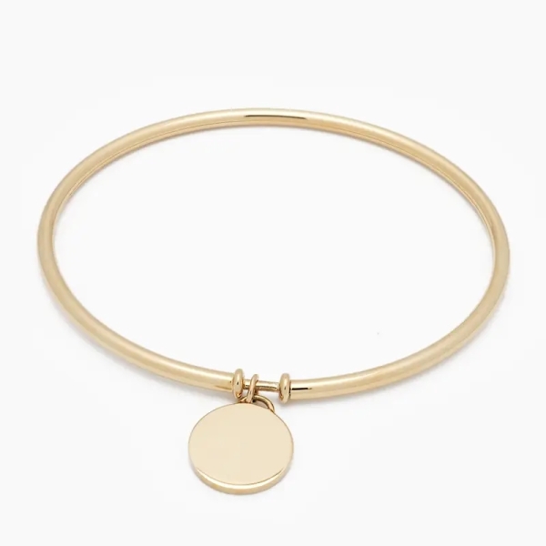 Pulsera rígida lisa con chapita colgando, con un cómodo cierre que se mete por el tubo, realizada en oro amarillo de primera ley