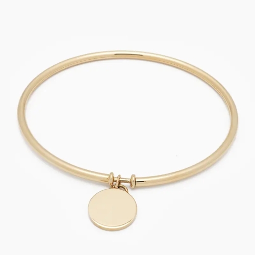 Pulsera rígida lisa con chapita colgando, con un cómodo cierre que se mete por el tubo, realizada en oro amarillo de primera ley