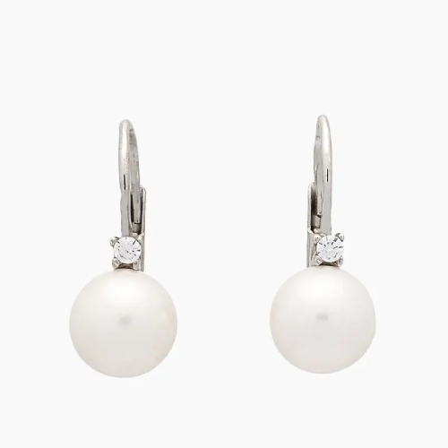 Pendientes con perlas blancas cultivadas colgando y circonitas, realizados en oro blanco de primera ley. Cierre de ballestilla Pendientes con perlas blancas cultivadas colgando y circonitas, realizados en oro blanco de primera ley. Cierre de ballestilla