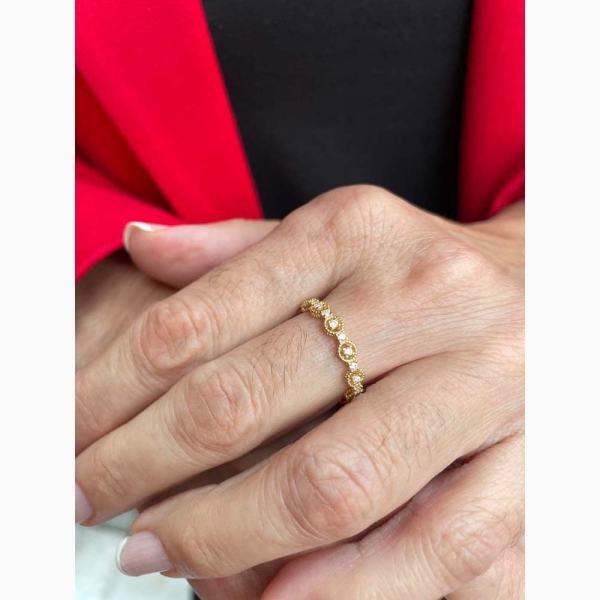 Sortija de estilo romántico con circonitas toda alrededor, realizada en oro amarillo de primera ley