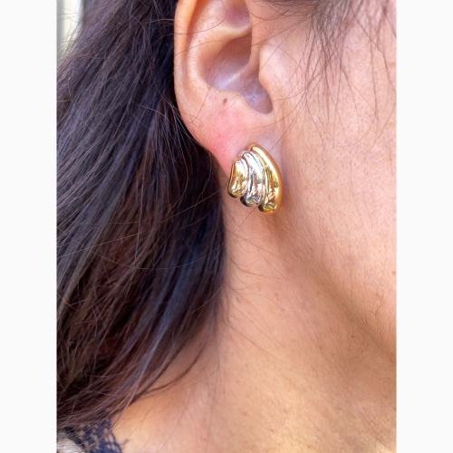 Pendientes en oro 1ª ley bicolor en blanco y amarillo con cierre omega. Pendientes en oro 1ª ley bicolor en blanco y amarillo con cierre omega.