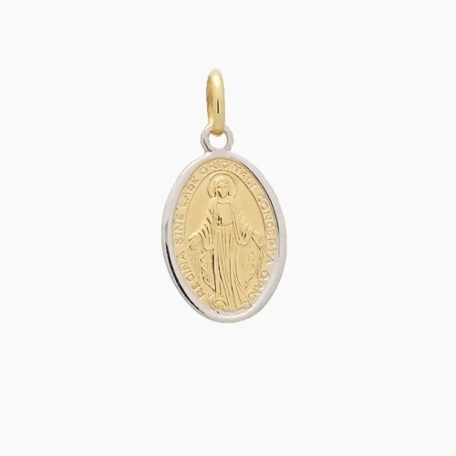 Medalla de la milagrosa con cerco en oro blanco y letra m en la otra cara. Con forma ovalada, realizada en oro amarillo y blanco