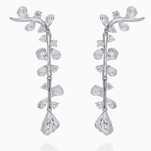 Pendientes trepadores con hojas de plata de ley con baño de rodio y circonitas.